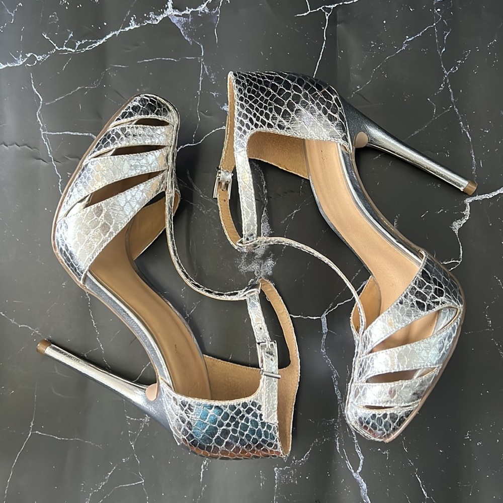 Like new! Gorgeous silver crocodile print heels size 9
